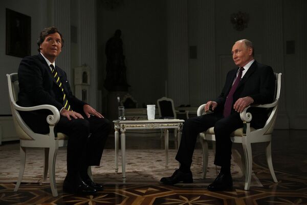 El presidente ruso, Vladímir Putin, concede una entrevista al famoso periodista estadounidense Tucker Carlson. - Sputnik Mundo