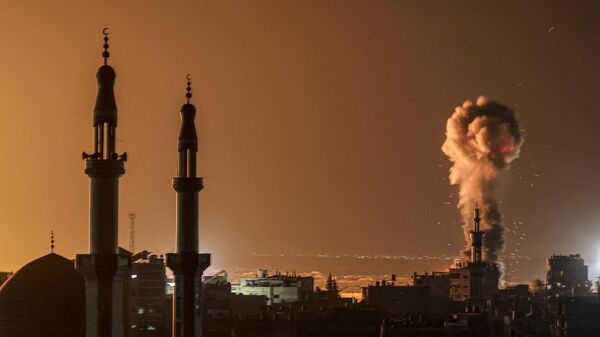 Columnas de humo durante el bombardeo israelí de Rafah, en el sur de la Franja de Gaza - Sputnik Mundo