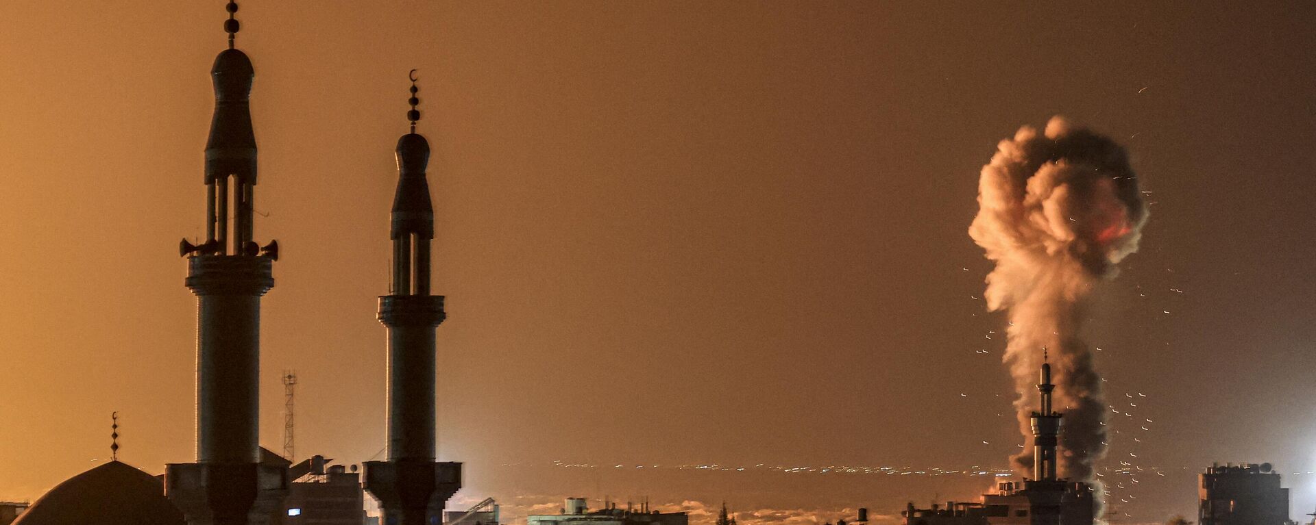 Columnas de humo durante el bombardeo israelí de Rafah, en el sur de la Franja de Gaza - Sputnik Mundo, 1920, 11.02.2024