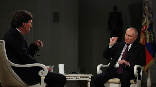 La entrevista exclusiva que el presidente ruso, Vladímir Putin, concedió al famoso periodista estadounidense Tucker Carlson - Sputnik Mundo