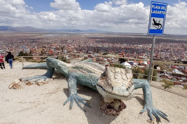 Estatuas de las plagas representadas en el Carnaval de Oruro - Sputnik Mundo