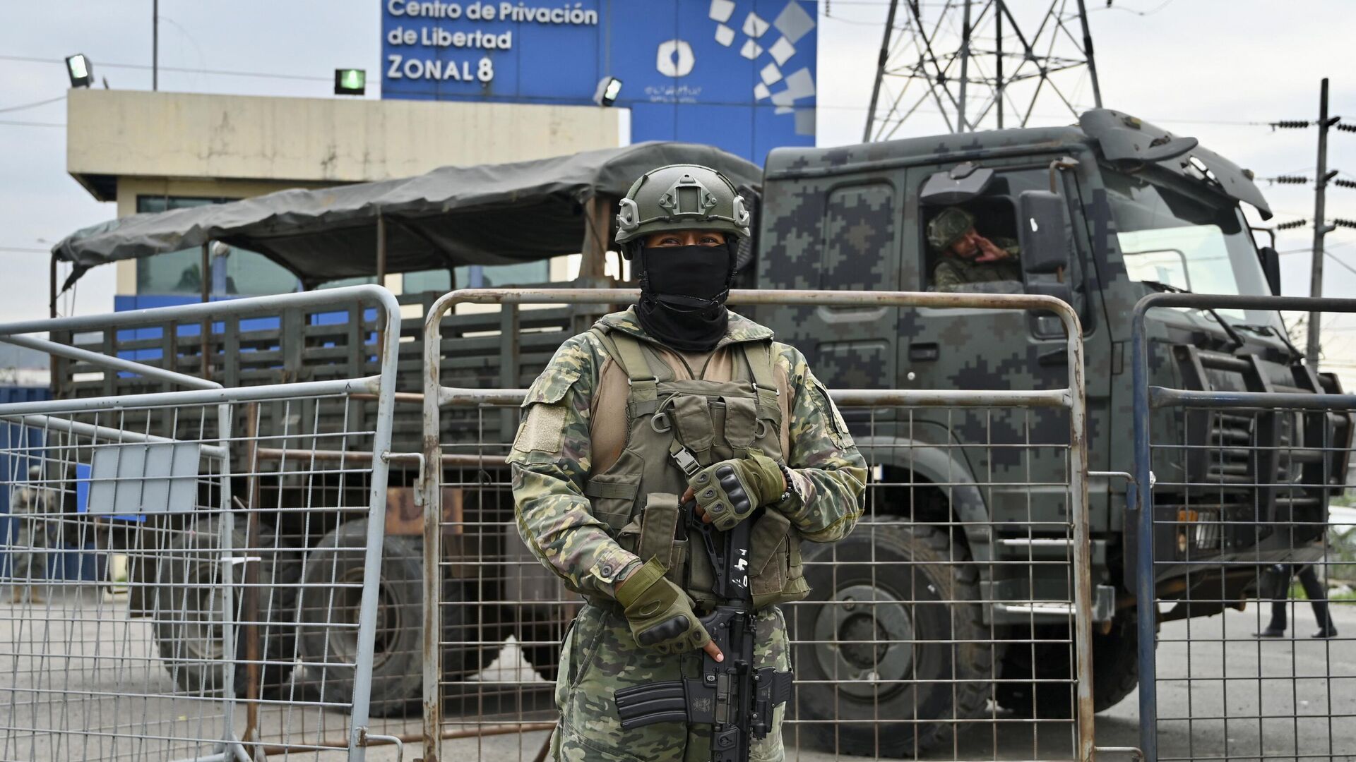 Un soldado monta guardia frente al complejo penitenciario Regional 8 durante una operación en Guayaquil, Ecuador, en enero de 2024 - Sputnik Mundo, 1920, 10.02.2024