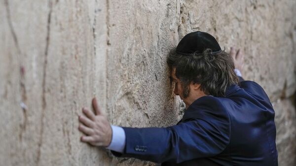 El presidente argentino, Javier Milei, en el Muro de las Lamentaciones durante su visita a Jerusalén - Sputnik Mundo