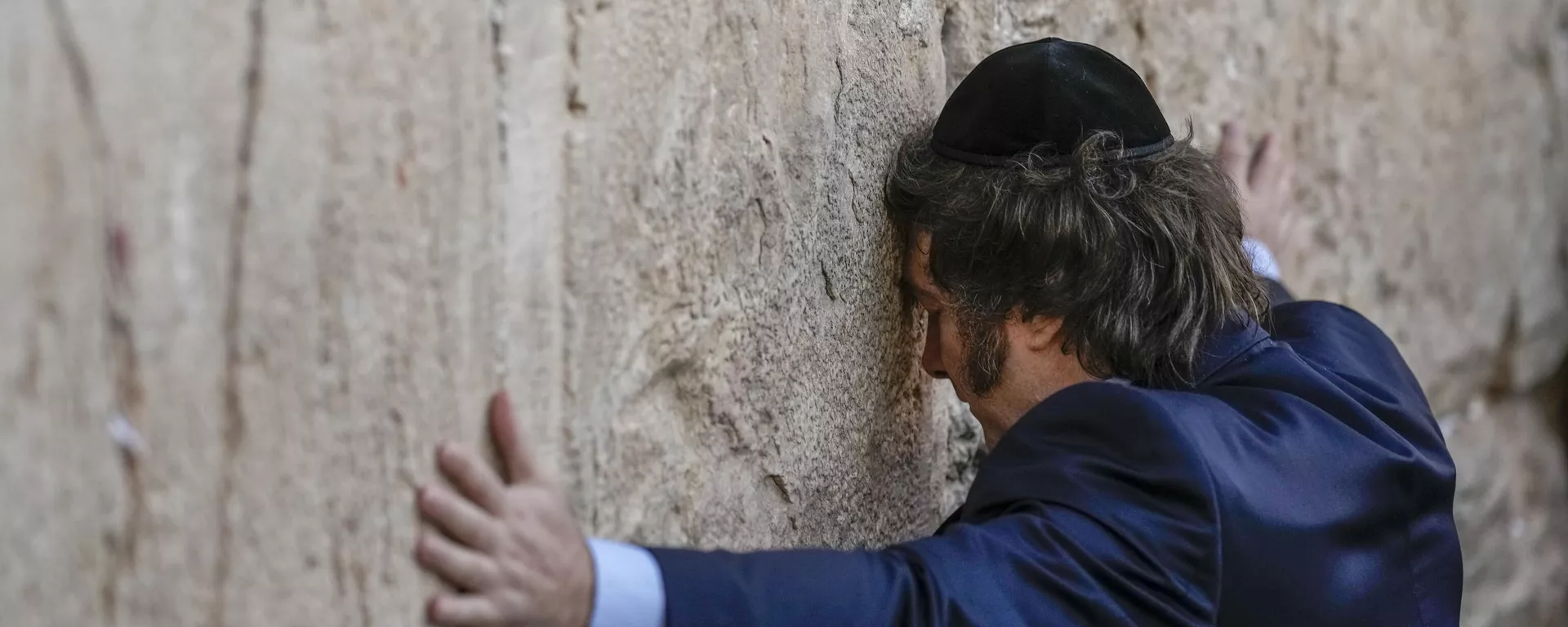 El presidente argentino, Javier Milei, en el Muro de las Lamentaciones durante su visita a Jerusalén - Sputnik Mundo, 1920, 14.02.2024