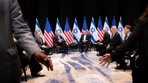 El primer ministro de Israel, Benjamin Netanyahu, y el presidente de EEUU, Joe Biden, en una reunión en Octubre de 2023 en Tel Aviv - Sputnik Mundo