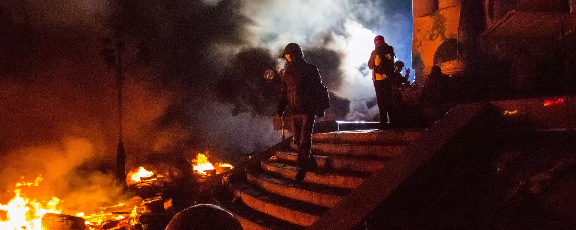Simpatizantes de la oposición en la plaza Maidán de Kiev durante los enfrentamientos entre manifestantes y la Policía - Sputnik Mundo, 1920, 17.02.2024