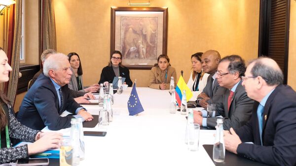El presidente colombiano Gustavo Petro se reúne con el jefe de la diplomacia europea, Josep Borrell, en la Conferencia de Seguridad de Múnich - Sputnik Mundo