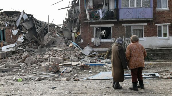 Un edificio de apartamentos dañado como resultado del bombardeo de Panteleimónovka por parte de las Fuerzas Armadas de Ucrania  - Sputnik Mundo