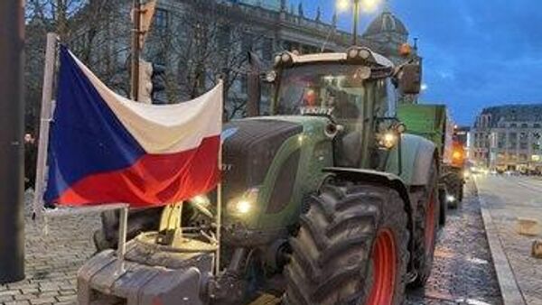 Equipos agrícolas participan en protestas en Praga - Sputnik Mundo