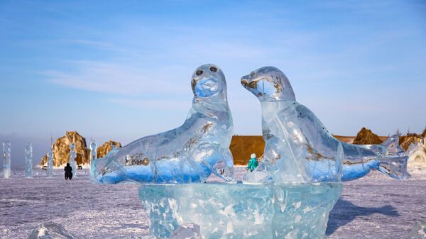 Escultura de hielo en el festival Oljon Ice Fest, celebrado en la orilla del lago Baikal en la isla de Oljon - Sputnik Mundo