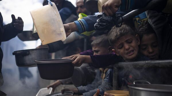  Палестинцы выстраиваются в очередь за бесплатным обедом в Рафахе, Палестина - Sputnik Mundo