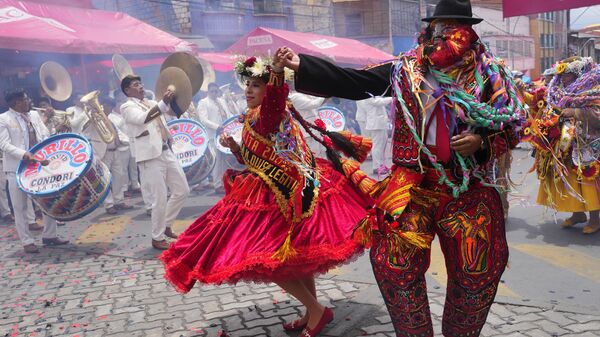 Los bailarines bailan en el último día del Carnaval en La Paz, Bolivia - Sputnik Mundo