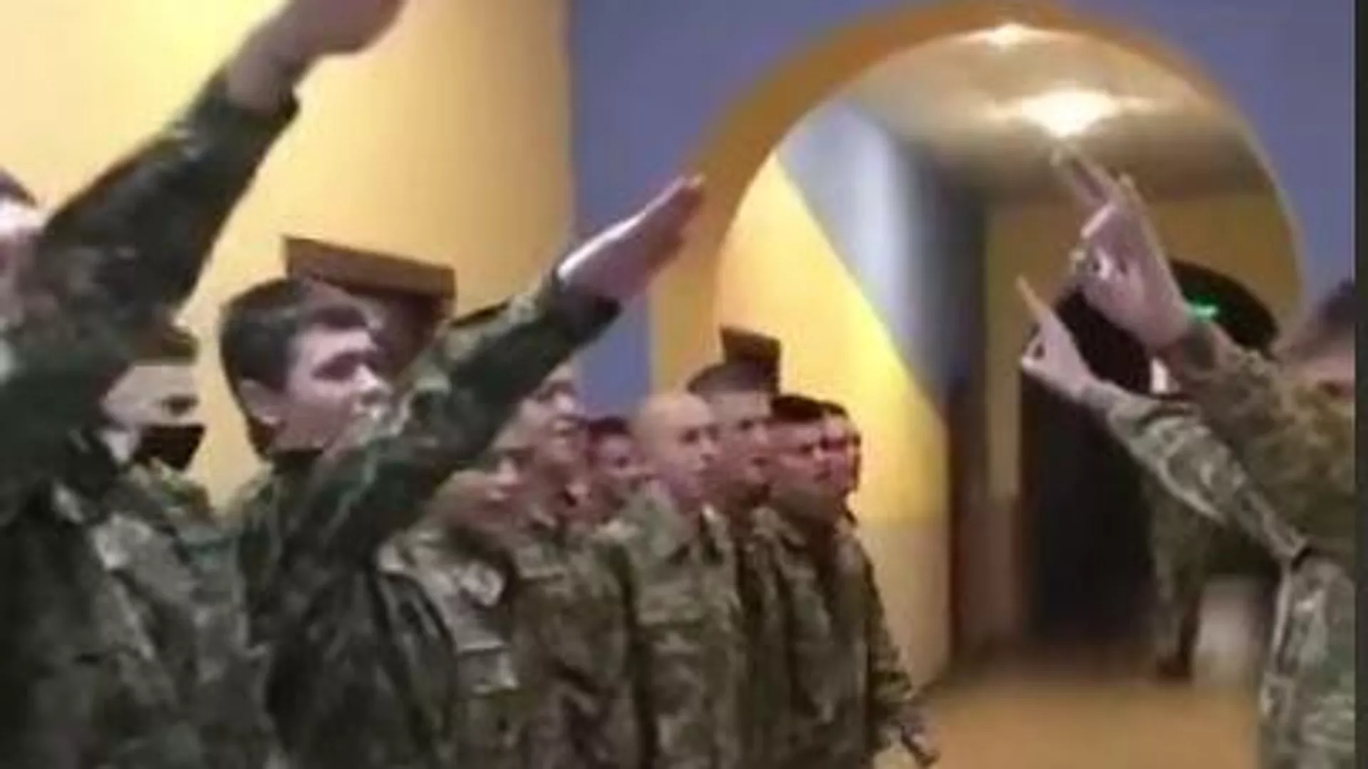 Jóvenes militares ucranianos realizando un saludo nazi - Sputnik Mundo, 1920, 22.02.2024