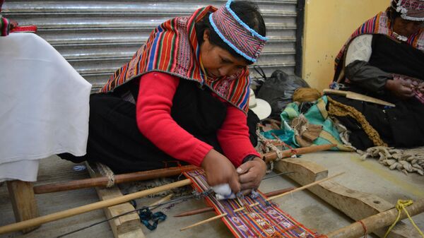 Mujeres bolivianas se suman a la industria de la llama con el programa Pro-Camélidos - Sputnik Mundo