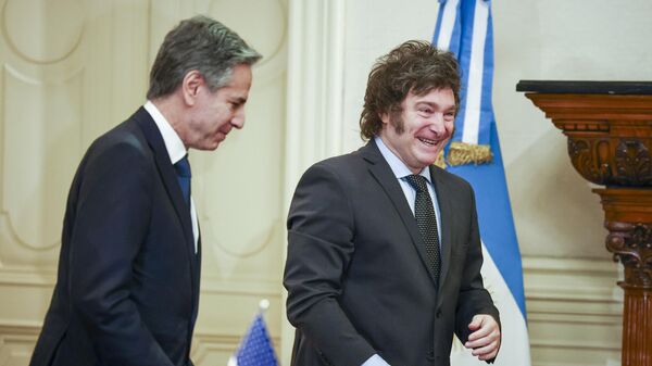 El secretario de Estado de EEUU, Antony Blinken, junto al presidente argentino, Javier Milei, en la Casa Rosada - Sputnik Mundo