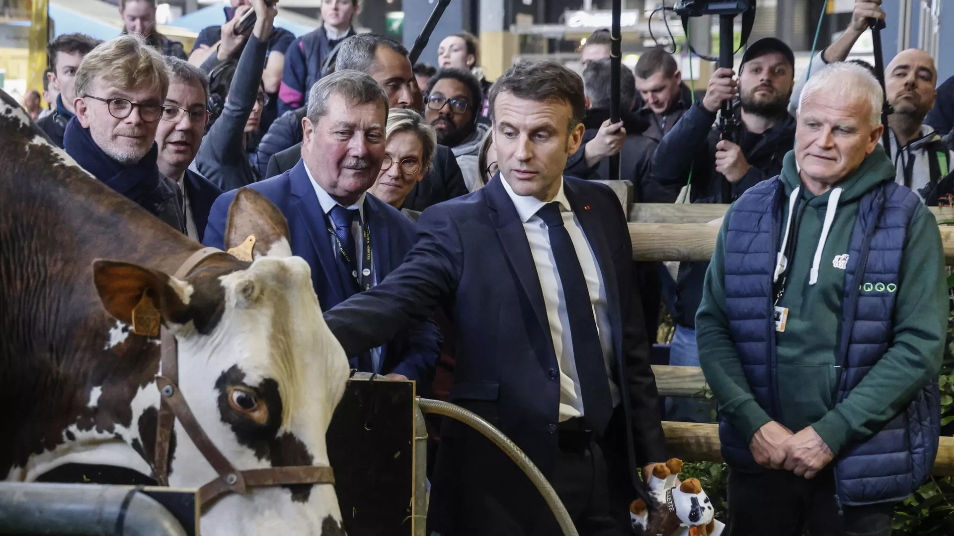 Emmanuel Macron, presidente francés, visita la Feria Internacional de Agricultura el día de su inauguración en París, el 24 de febrero de 2024  - Sputnik Mundo, 1920, 24.02.2024