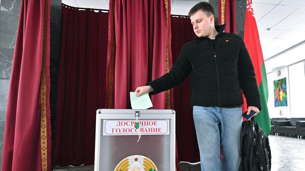Hombre participa en la votación anticipada en las elecciones de diputados a la Cámara de Representantes de la Asamblea Nacional de Bielorrusia y a los consejos locales de diputados, Minsk  - Sputnik Mundo