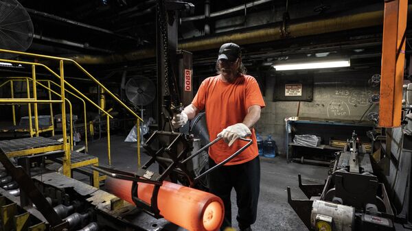 Un trabajador del acero retira un proyectil de artillería M795 de 155 mm calentado para probarlo durante el proceso de fabricación en la Planta de Municiones del Ejército de Scranton, en Scranton, Pensilvania - Sputnik Mundo