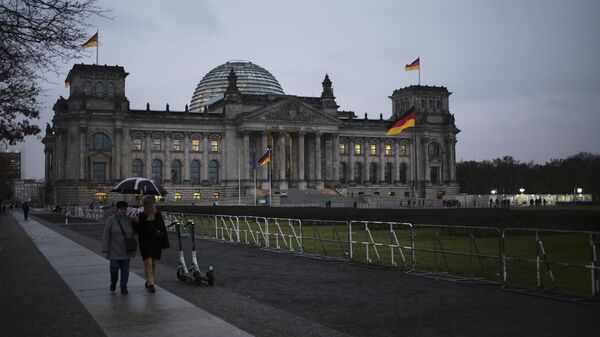 Transeúntes caminando en las inmediaciones del edificio del Reichstag, Alemania, el 17 de noviembre de 2021 - Sputnik Mundo