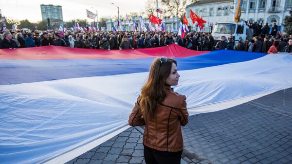 Participantes de una manifestación en apoyo a Rusia en la plaza central de Eupatoria - Sputnik Mundo