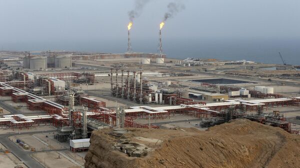 Vista de una refinería de gas natural en el yacimiento de gas de South Pars, en la costa septentrional del Golfo Pérsico, en Irán - Sputnik Mundo