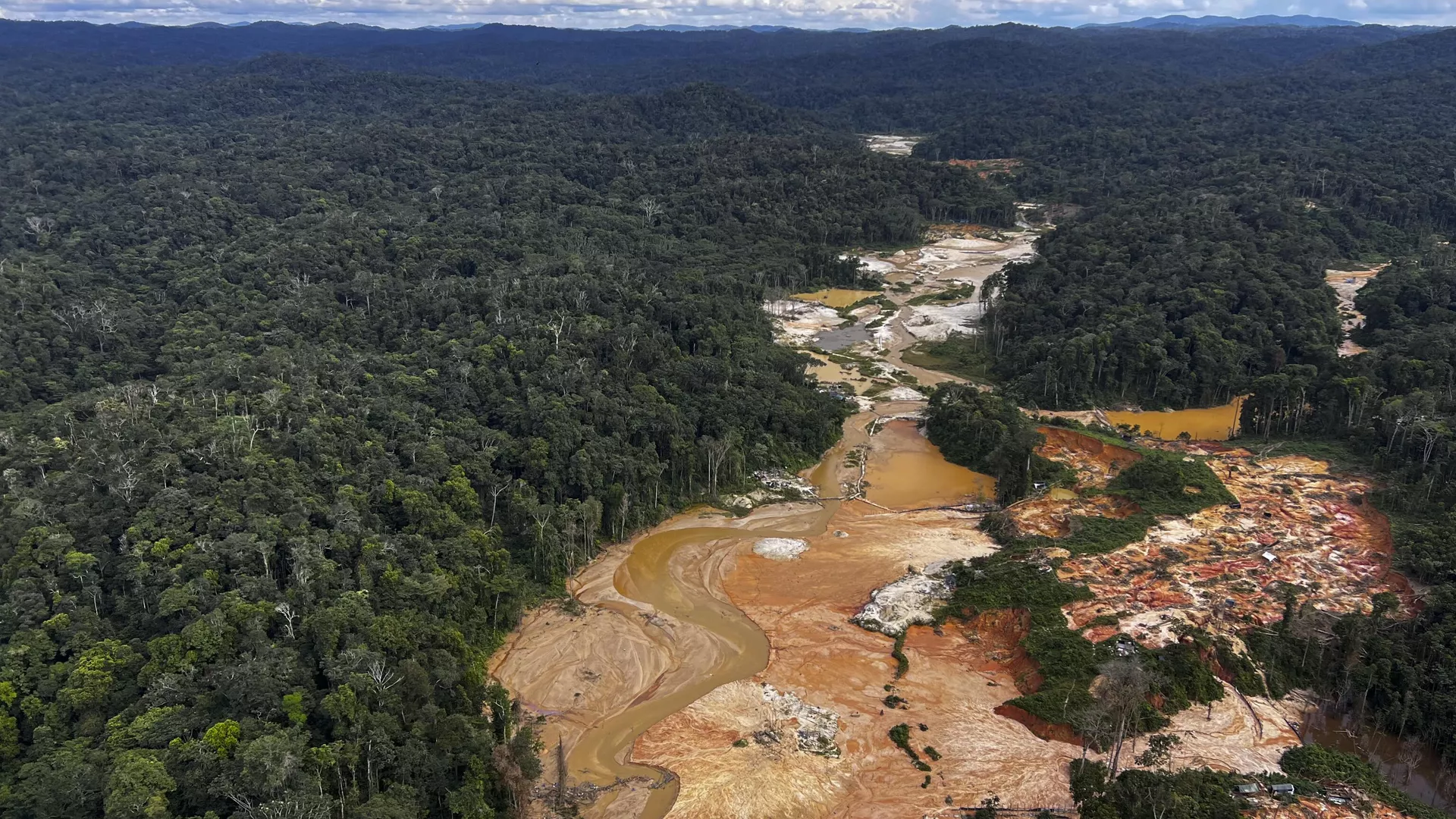 Toma aérea de una mina ilegal en Brasil, en la zona de los indígenas Yanomami - Sputnik Mundo, 1920, 04.03.2024