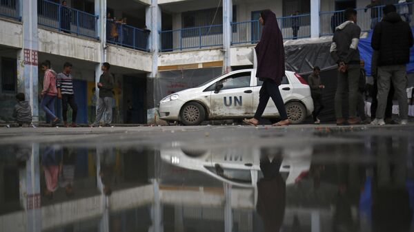 Palestinos desplazados se refugian en una escuela gestionada por la Agencia de Naciones Unidas para los Refugiados Palestinos (UNRWA), en Rafah, en el sur de la Franja de Gaza, el 3 de marzo de 2024.  - Sputnik Mundo