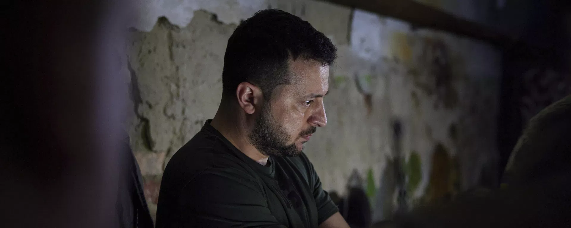 Volodímir Zelenski, el presidente ucraniano, escucha el informe de un militar cerca de la línea del frente en la región de Donetsk, el 5 de junio de 2022 Volodímir Zelenski, el presidente ucraniano, escucha el informe de un militar cerca de la línea del frente en la región de Donetsk, el 5 de junio de 2022 - Sputnik Mundo, 1920, 05.03.2024