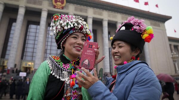 Mujeres cerca del Gran Salón del Pueblo tras asistir a la inauguración de la Asamblea Popular Nacional  en Beijing - Sputnik Mundo