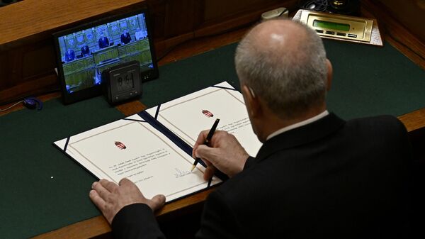 Tamás Sulyok, el mandatario húngaro, firma el juramento como presidente del país tras ser votado por los legisladores en una sesión del Parlamento, en Budapest, Hungría, el 26 de febrero de 2024 - Sputnik Mundo