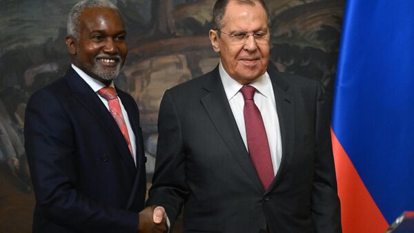 El canciller nigeriano, Yusuf Maitama Tuggar, durante la reunión con su homólogo ruso, Serguéi Lavrov - Sputnik Mundo