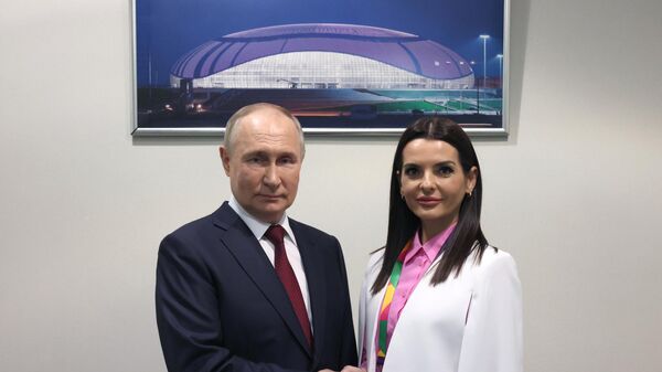 El presidente de Rusia, Vladímir Putin, y la jefa de Gagauzia, Euguénia Gutsul - Sputnik Mundo
