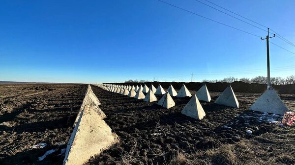 Construcción de una línea de seguridad en una de las regiones fronterizas con Ucrania - Sputnik Mundo