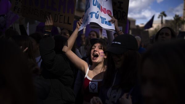Una joven con una pancarta durante una movilización del 8M contra la desigualdad, brecha salarial y violencia de género en Barcelona, España. - Sputnik Mundo