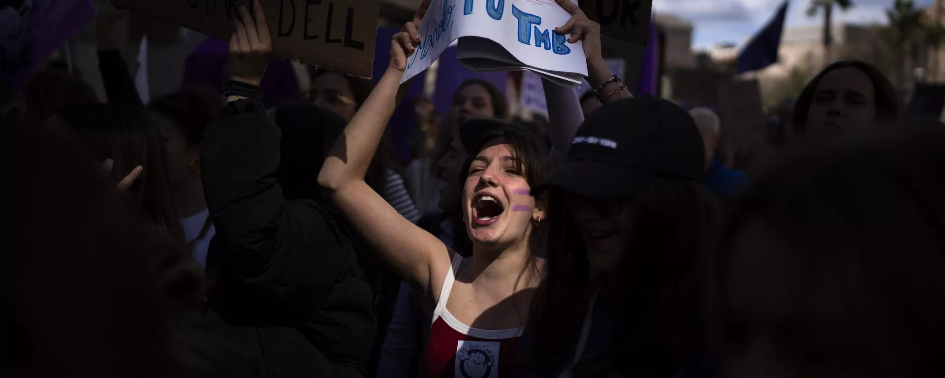 Una joven con una pancarta durante una movilización del 8M contra la desigualdad, brecha salarial y violencia de género en Barcelona, España. - Sputnik Mundo, 1920, 08.03.2024