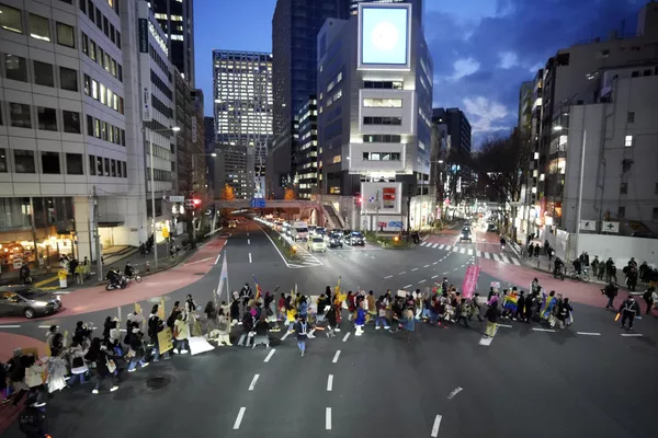 Una manifestación del Día Internacional de la Mujer atraviesa una calle en Tokio, Japón. - Sputnik Mundo