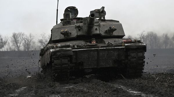 Un soldado ucraniano se prepara para el combate en el tanque Challenger 2 en la región de Zaporozhie, el 12 de febrero de 2024  - Sputnik Mundo