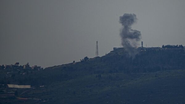 Humo elevándose en el norte de Israel tras un ataque con cohetes desde el sur del Líbano (archivo) - Sputnik Mundo