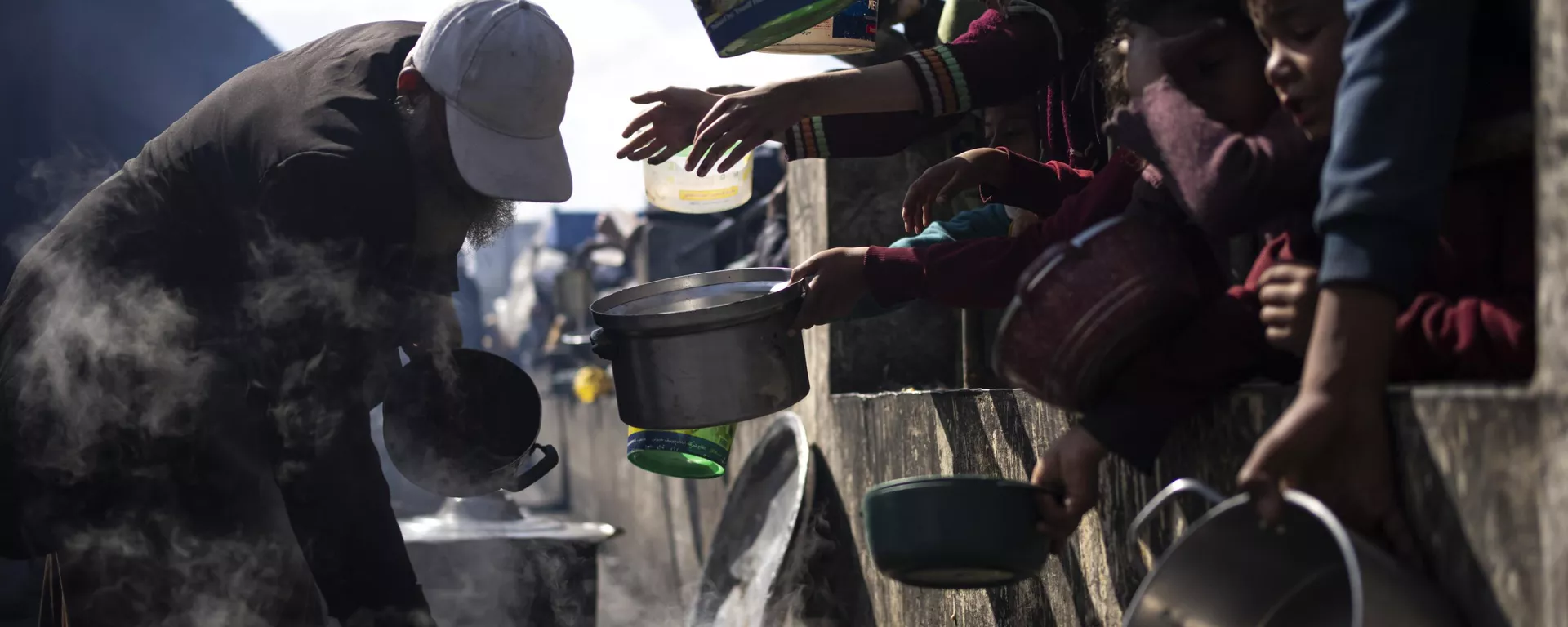 Niños palestinos esperan recibir alimentos en la ciudad de Rafah (archivo) - Sputnik Mundo, 1920, 14.03.2024