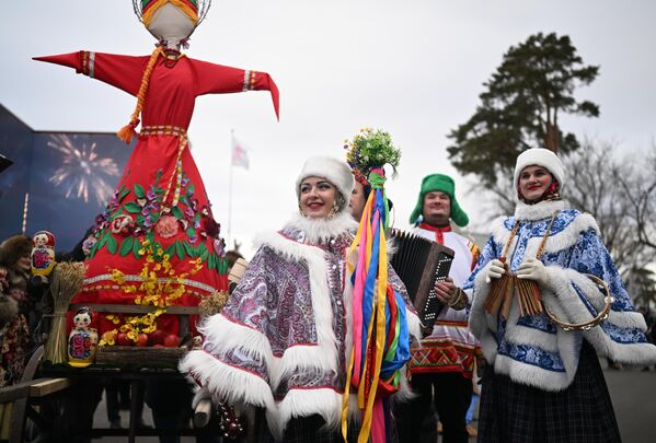 En Moscú celebran el inicio de Máslenitsa que simboliza el fin de invierno  - 14.03.2024, Sputnik Mundo