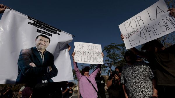 Familiares, colegas y amigos del periodista mexicano Jaime Barrera se manifestaron en Guadalajara, México, para exigir su aparición. - Sputnik Mundo