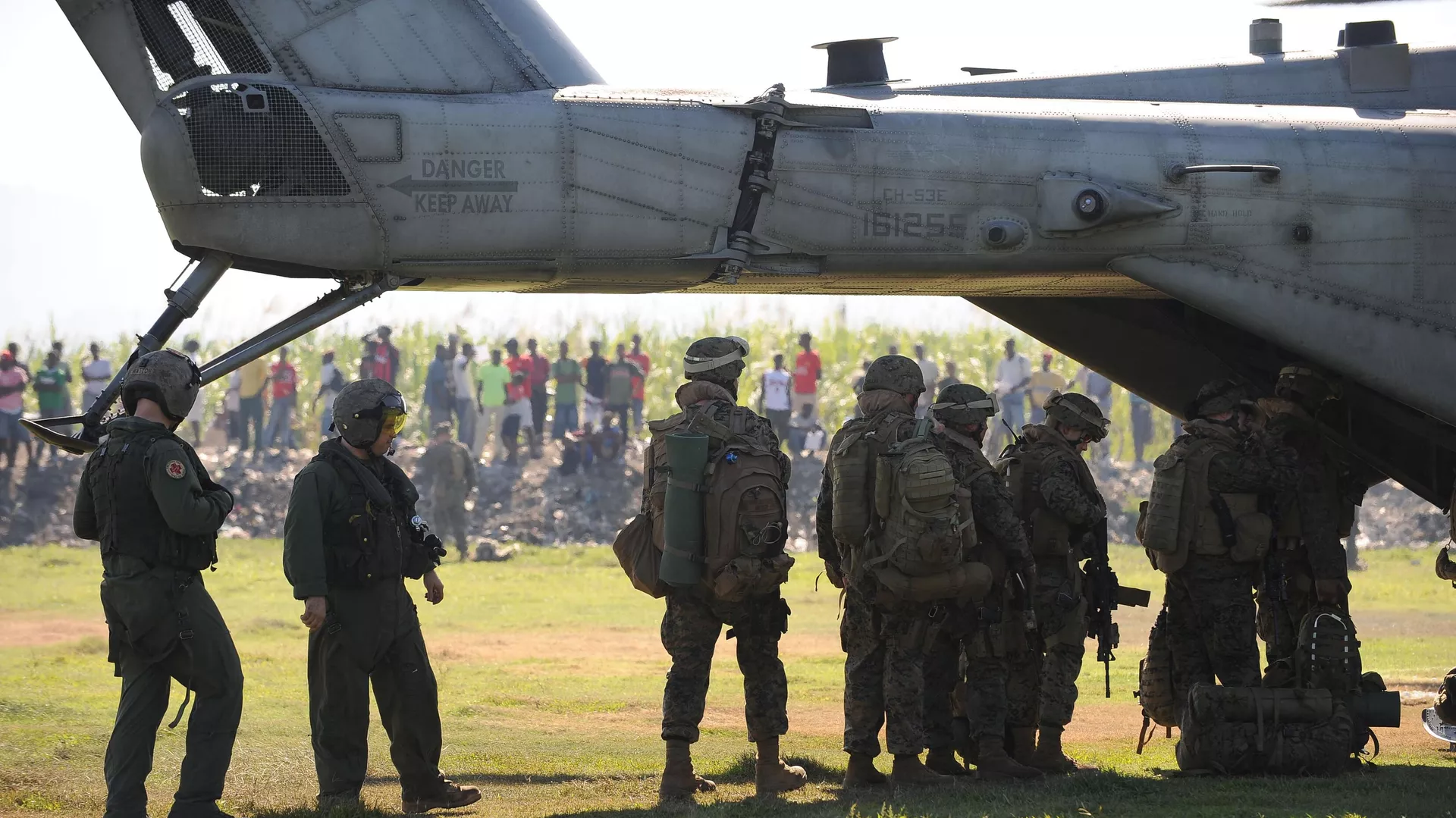 Marines de EEUU desplegados en Haití  el 21 de enero de 2010 en Leogane, Haití, a propósito del devastador terremoto que azotó la isla - Sputnik Mundo, 1920, 13.03.2024