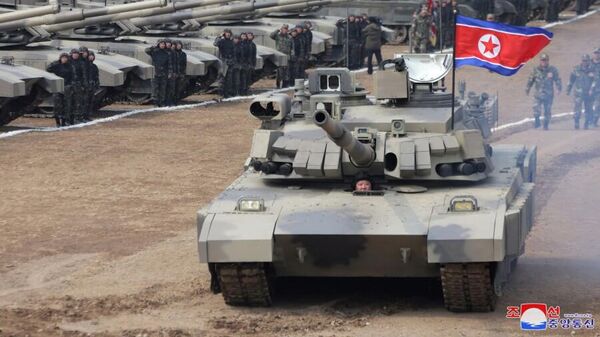 El líder norcoreano Kim Jong-un probó un nuevo tanque del Ejército Popular de Corea. - Sputnik Mundo