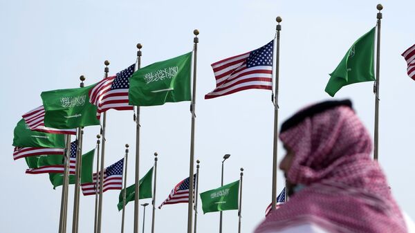 Las banderas de EEUU y Arabia Saudita ondean en la plaza con motivo de la visita del presidente estadounidense Joe Biden al país de Oriente Medio, 14 de julio de 2022 - Sputnik Mundo