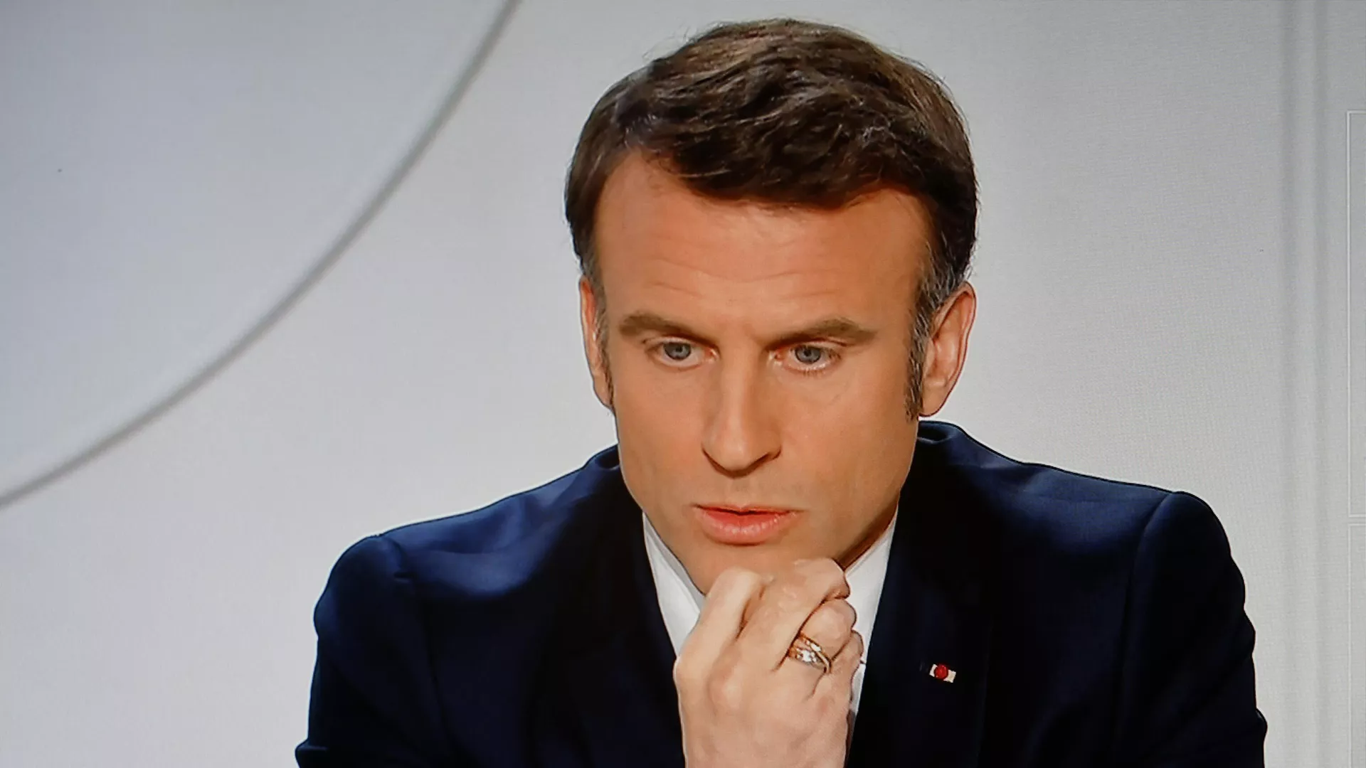 Una pantalla de televisión que emite al presidente de Francia, Emmanuel Macron, dirigiéndose a una entrevista en directo en los canales de televisión franceses TF1 y France 2 en el Palacio Presidencial del 
Elíseo en París  - Sputnik Mundo, 1920, 18.03.2024