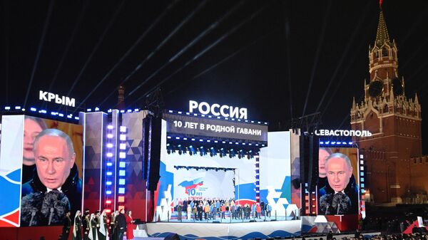 Vladímir Putin, presidente ruso, durante el concierto para conmemorar el 10.º aniversario de la reunificación de Crimea con Rusia  - Sputnik Mundo