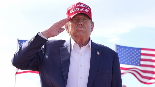 Donald Trump, candidato presidencial republicano y expresidente, saluda durante un acto de campaña el 16 de marzo de 2024, en Vandalia, Ohio - Sputnik Mundo