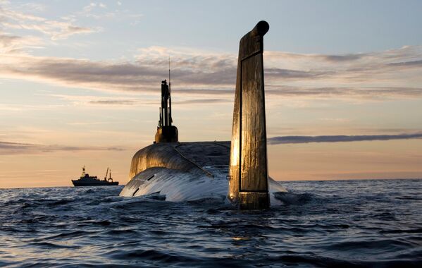 A día de hoy, hay unos 60 submarinos en el servicio de combate de la Armada rusa. El número exacto de submarinos es secreto, entre otras cosas, porque entre ellos hay submarinos para fines especiales.En la foto: el submarino nuclear Yuri Dolgoruki durante las pruebas de mar del verano de 2009. - Sputnik Mundo