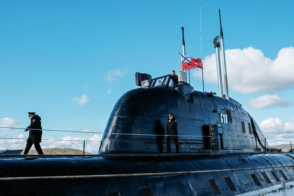 Militares de la Flota del Norte a bordo del submarino nuclear B-138 Obninsk, del proyecto 671RTMK Shchuka, en el puerto de Severomorsk, región de Múrmansk, durante la ceremonia de bienvenida del buque de entrenamiento Perekop, que realizó la primera travesía de su historia por la Ruta Marítima del Norte. - Sputnik Mundo