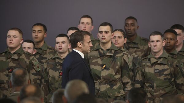 El presidente francés, Emmanuel Macron, sale después de su discurso de Año Nuevo ante el ejército en la base naval de Cherburgo, Normandía, el viernes 19 de enero de 2024.  - Sputnik Mundo